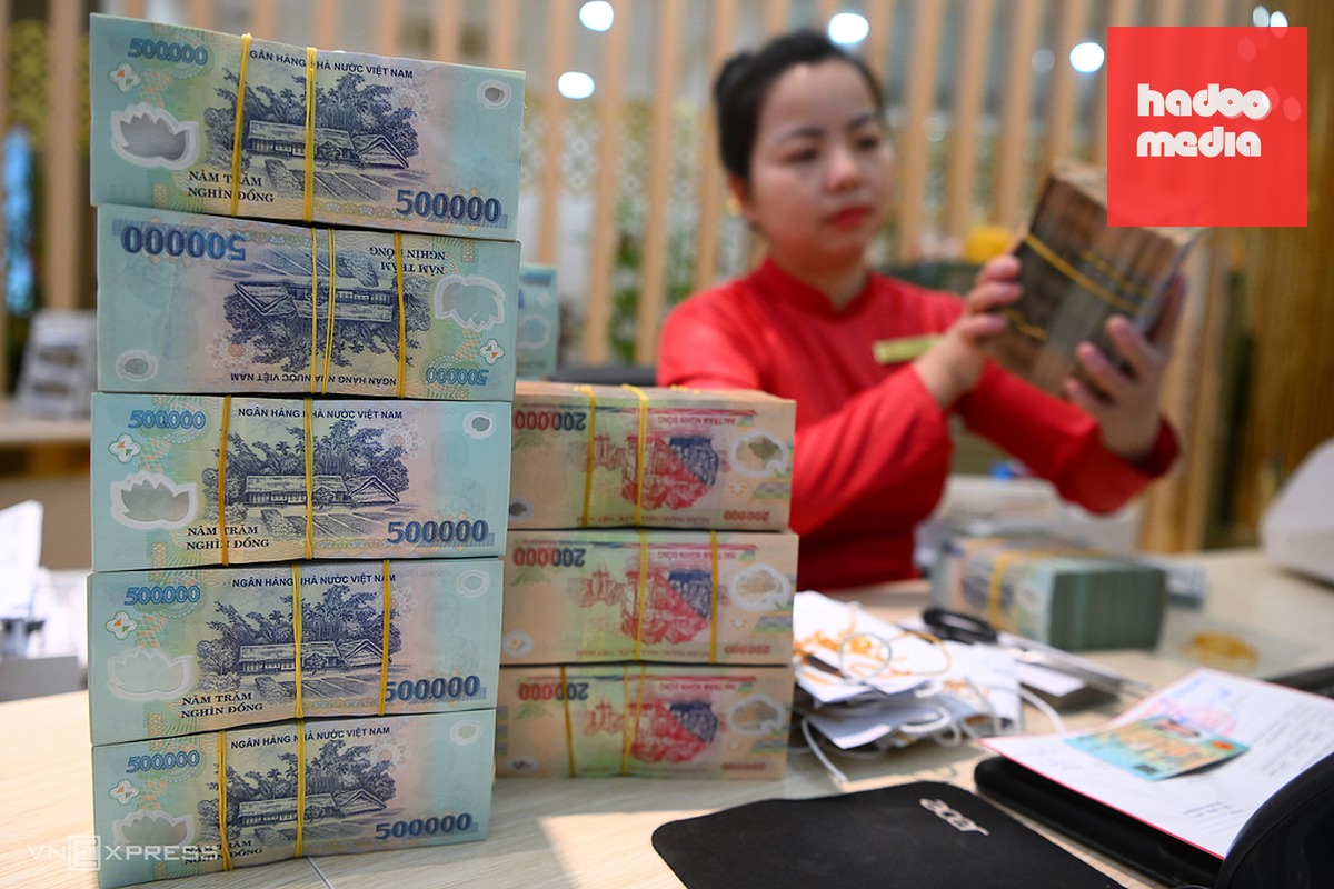 Nhân viên một ngân hàng tại Hà Nội đang đếm tiền. Ảnh: Giang Huy