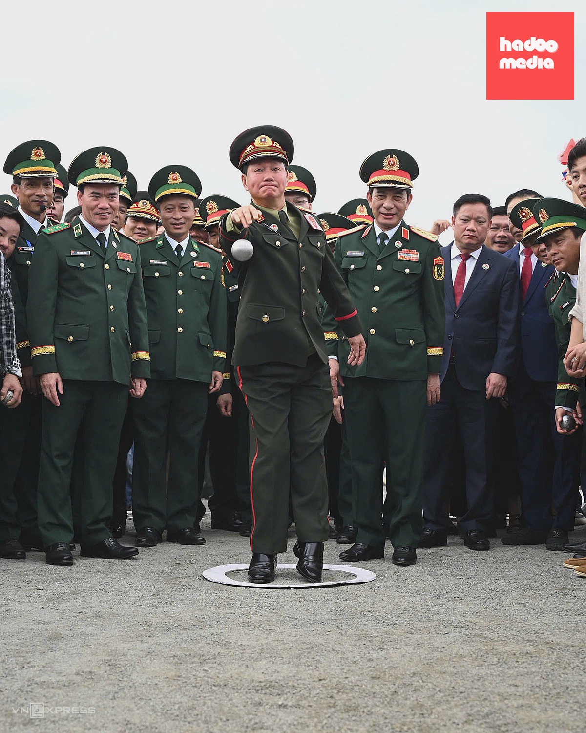 Đại tướng Phan Văn Giang cùng đồng bào biên giới nhảy sạp, gắn kết tình hữu nghị Việt - Lào