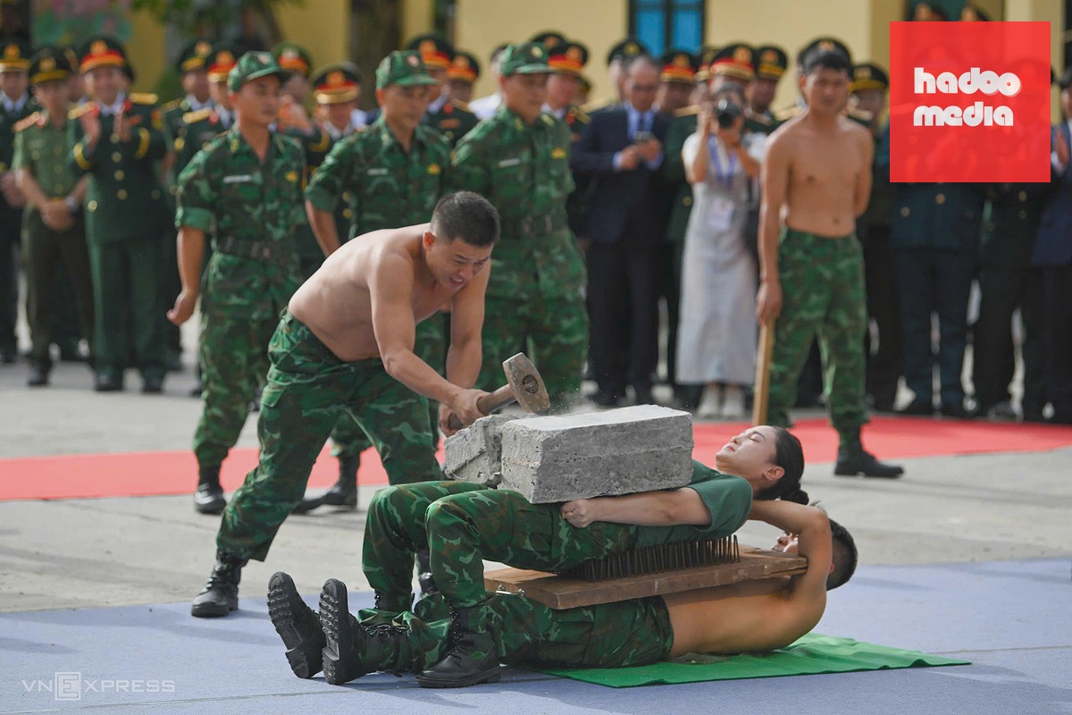 Đại tướng Phan Văn Giang cùng đồng bào biên giới nhảy sạp, gắn kết tình hữu nghị Việt - Lào