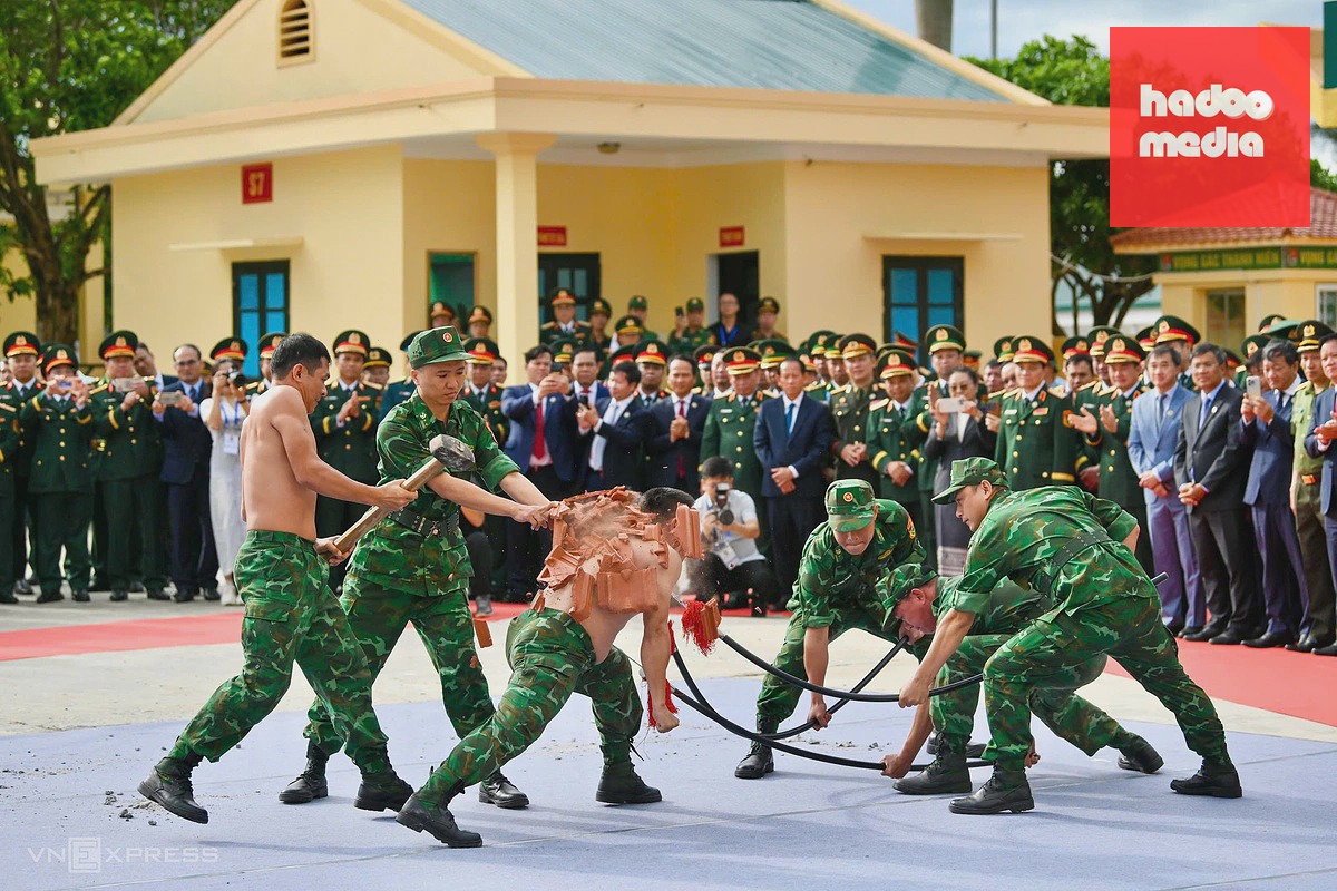 Đại tướng Phan Văn Giang cùng đồng bào biên giới nhảy sạp, gắn kết tình hữu nghị Việt - Lào