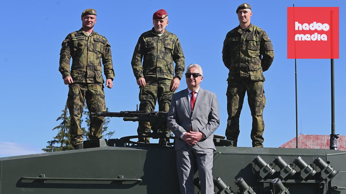 Ministr obrany Jaromír Zůna (za SPD) v obleku uprostřed na oficiálním převzetí tanku Leopard 2 A4