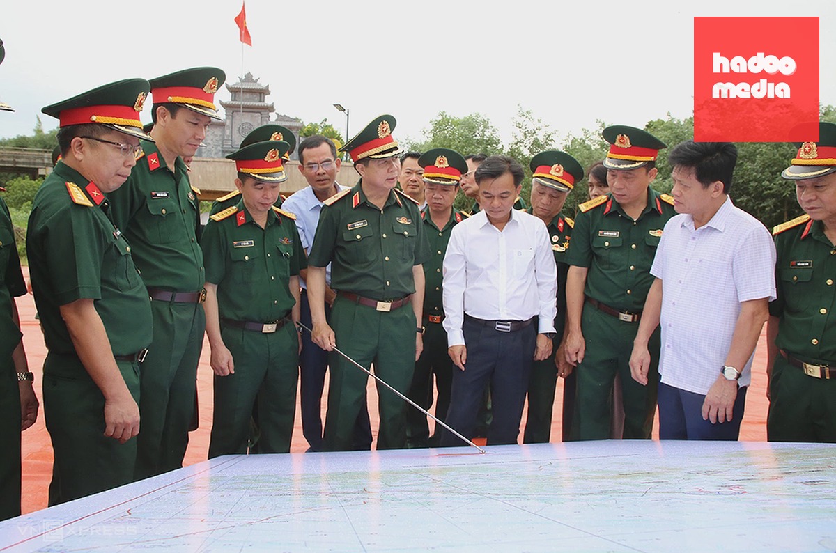 Đại biểu nghe báo cáo sơ bộ các vị trí, khu vực tìm kiếm sáng 10/7. Ảnh: Đắc Thành