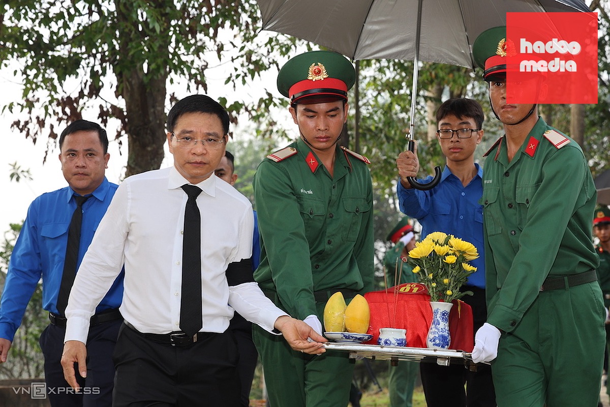 Phó thủ tướng Nguyễn Văn Thắng di quách hài cốt liệt sĩ đến nơi an táng trong khuôn viên Nghĩa trang liệt sĩ Bình Phước sáng 11/7. Ảnh: Phước Tuấn