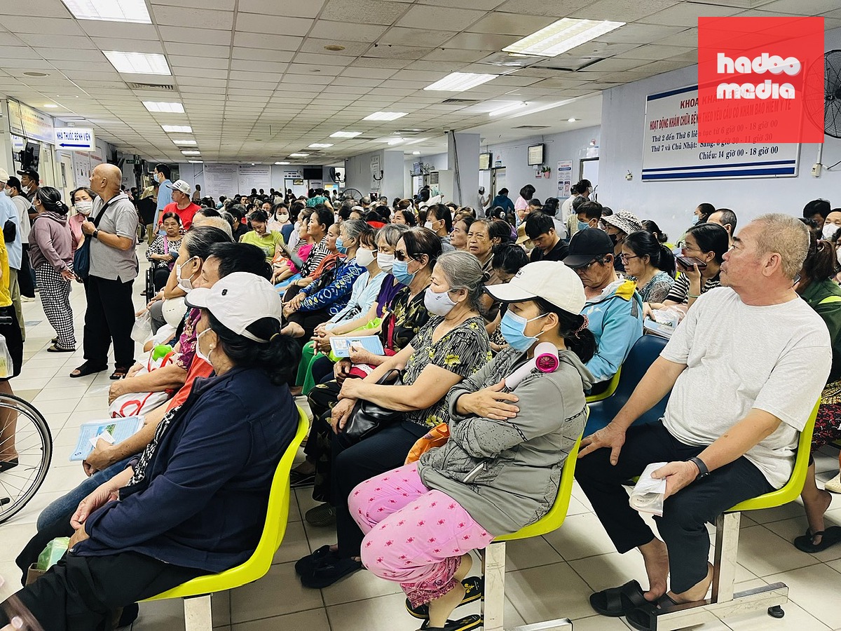 Người bệnh đi khám bệnh bảo hiểm y tế tại Bệnh viện Nhân dân Gia Định - Ảnh: THÙY DƯƠNG