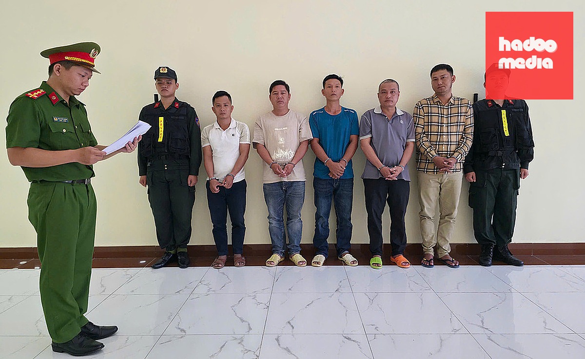 Nhóm 6 người tổ chức đổ chất thải trái phép ở TP HCM bị tạm giam. Ảnh: Công an TP HCM