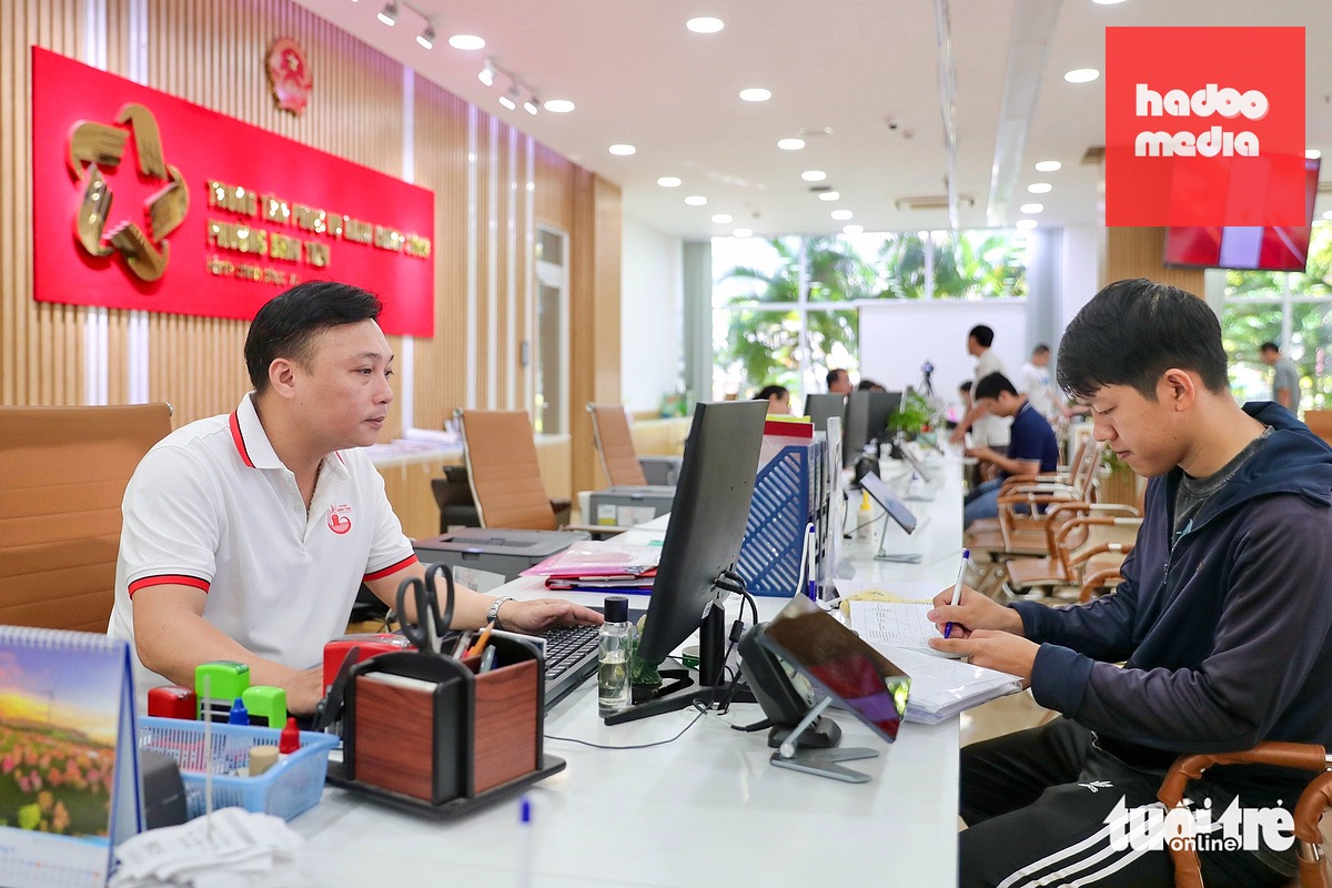 Từ sáng sớm, khá đông người dân đã có mặt tại Trung tâm Phục vụ hành chính công phường Bình Tiên để chứng thực, giải quyết hồ sơ đất đai và nhiều thủ tục hành chính khác - Ảnh: HOÀNG TRIỀU