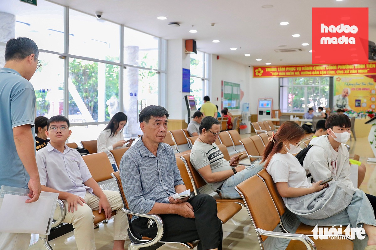 Dù cuối tuần nhưng khá đông người dân đến Trung tâm Phục vụ hành chính công phường Bình Tiên giải quyết các thủ tục hành chính công