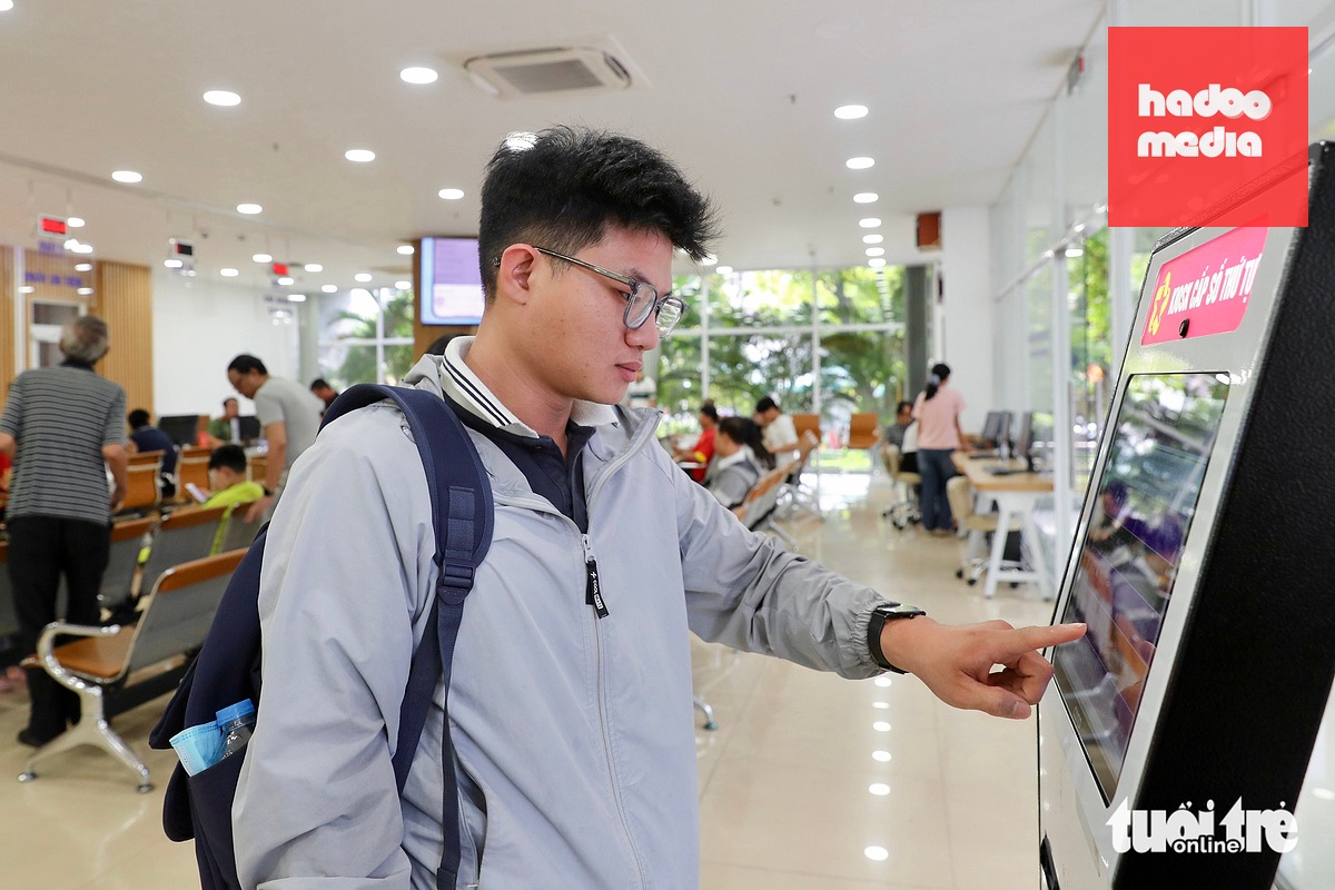 Anh Nguyễn Quốc Đạt (25 tuổi, ngụ phường Bình Tiên) cho biết do bận làm việc từ thứ Hai đến thứ Sáu, nên chọn sáng thứ Bảy để thực hiện thủ tục xác minh