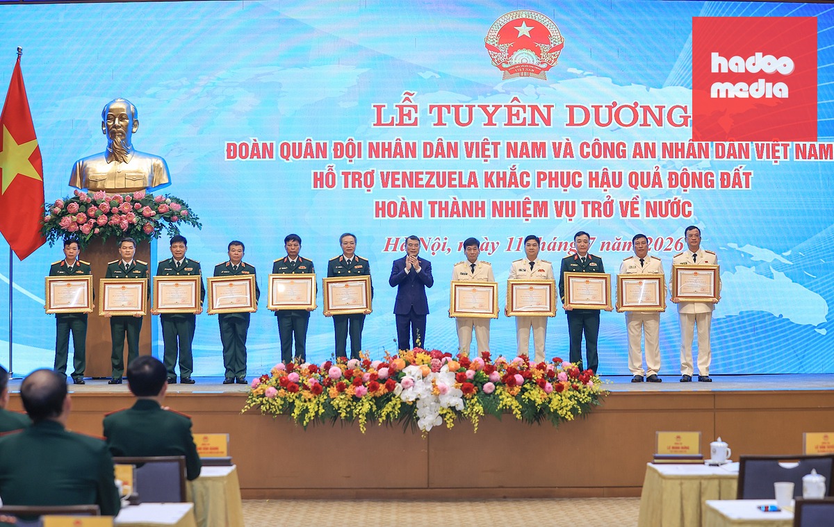 Thủ tướng Lê Minh Hưng trao Huân chương Bảo vệ Tổ quốc hạng nhì, hạng ba cho các tập thể tại lễ tuyên dương - Ảnh: NHẬT BẮC