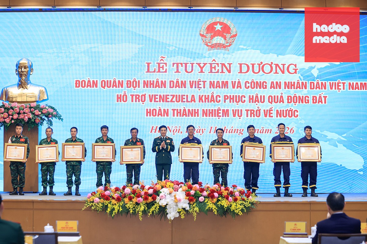Đại tướng Phan Văn Giang - Phó thủ tướng, Bộ trưởng Bộ Quốc phòng - trao Huân chương Bảo vệ Tổ quốc hạng nhì, hạng ba cho các cá nhân - Ảnh: NHẬT BẮC