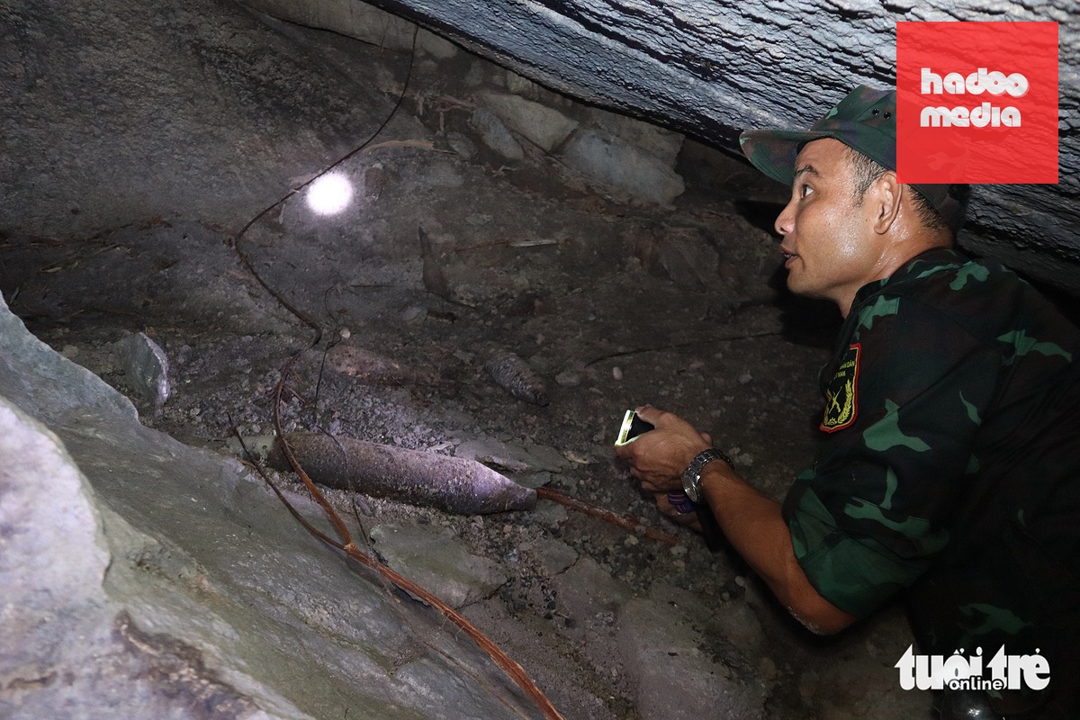 Bộ đội Đà Nẵng tiếp cận hang Đá Sập để tìm hài cốt liệt sĩ - Ảnh: KHẢI ĐĂNG