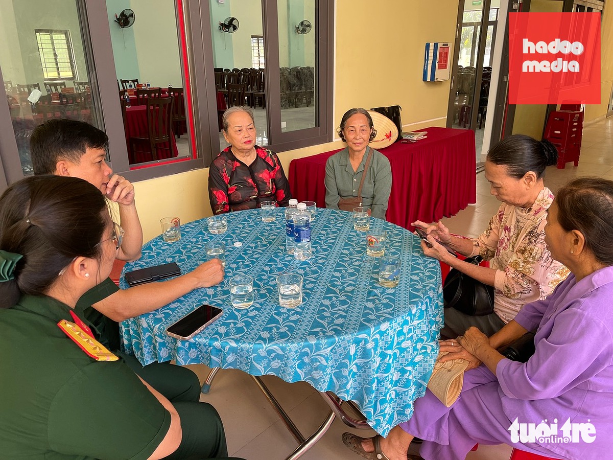 Các nhân chứng lịch sử hội ngộ cùng nhau tại cuộc hội thảo xác minh thông tin liệt sĩ trong hang Đá Sập - Ảnh: B.D.