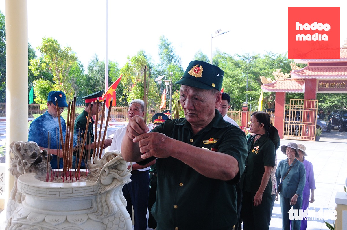 Ông Nguyễn Đình Cáp thắp hương tại nghĩa trang liệt sĩ Hà Nha - Ảnh: B.D.