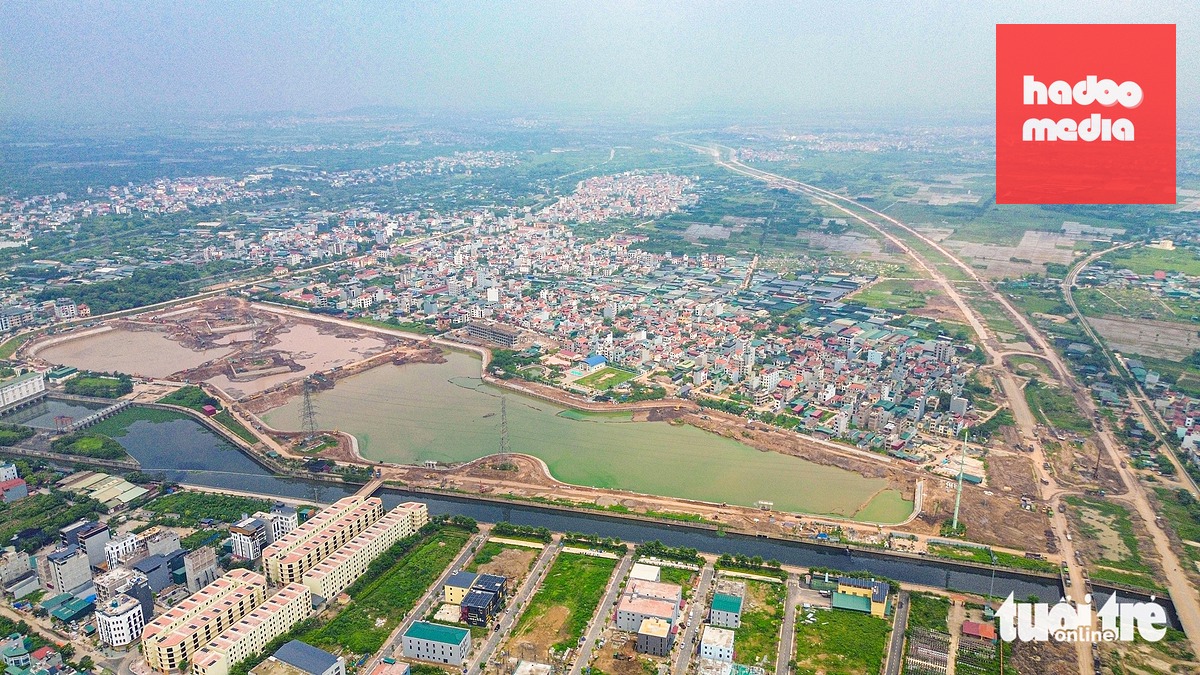 Hồ điều hòa Yên Nghĩa 1 (xã An Khánh) có diện tích 20ha, tổng mức đầu tư 858 tỉ đồng. Thiết kế mực nước hồ sâu 4m, hệ thống bờ kè bao quanh dài 2,5km cùng cống điều tiết 3x3m kết nối linh hoạt với kênh La Khê, nằm sát bên đường vành đai 4 - Ảnh: HỒNG QUANG