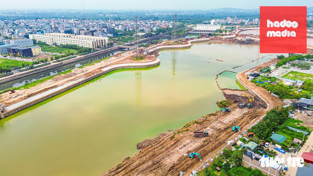 Hiện công tác đào đắp vẫn diễn ra tại hồ và hệ thống bờ kè bao quanh dài 2,5km cơ bản hoàn thành - Ảnh: HỒNG QUANG