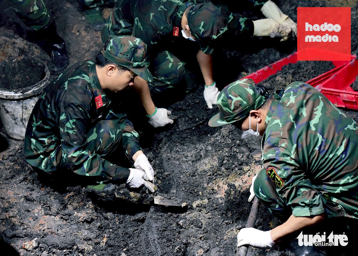 Hoạt động tìm kiếm hài cốt liệt sĩ ngày 11-7 - Ảnh: DUYÊN PHAN