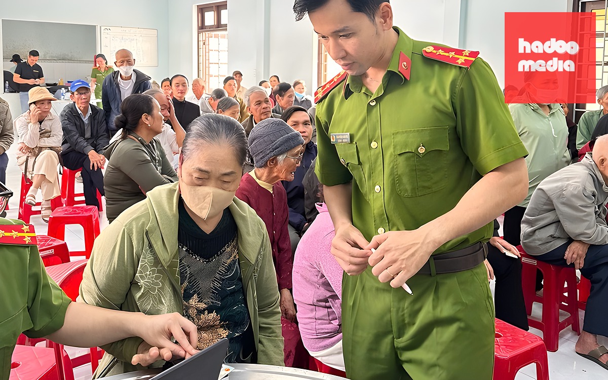 Tấm ảnh chàng trai bong tróc nửa khuôn mặt, khi lấy mẫu hài cốt liệt sĩ - Ảnh 2.