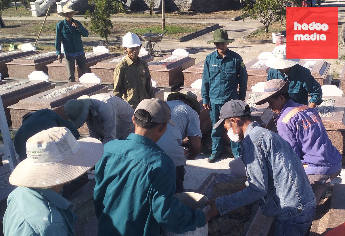 Ban Chỉ đạo tìm kiếm quy tập và xác định danh tính hài cốt liệt sĩ phường Điện Bàn Đông tổ chức lấy mẫu tại nghĩa trang liệt sĩ trên địa bàn phường - Ảnh: Ban chỉ đạo