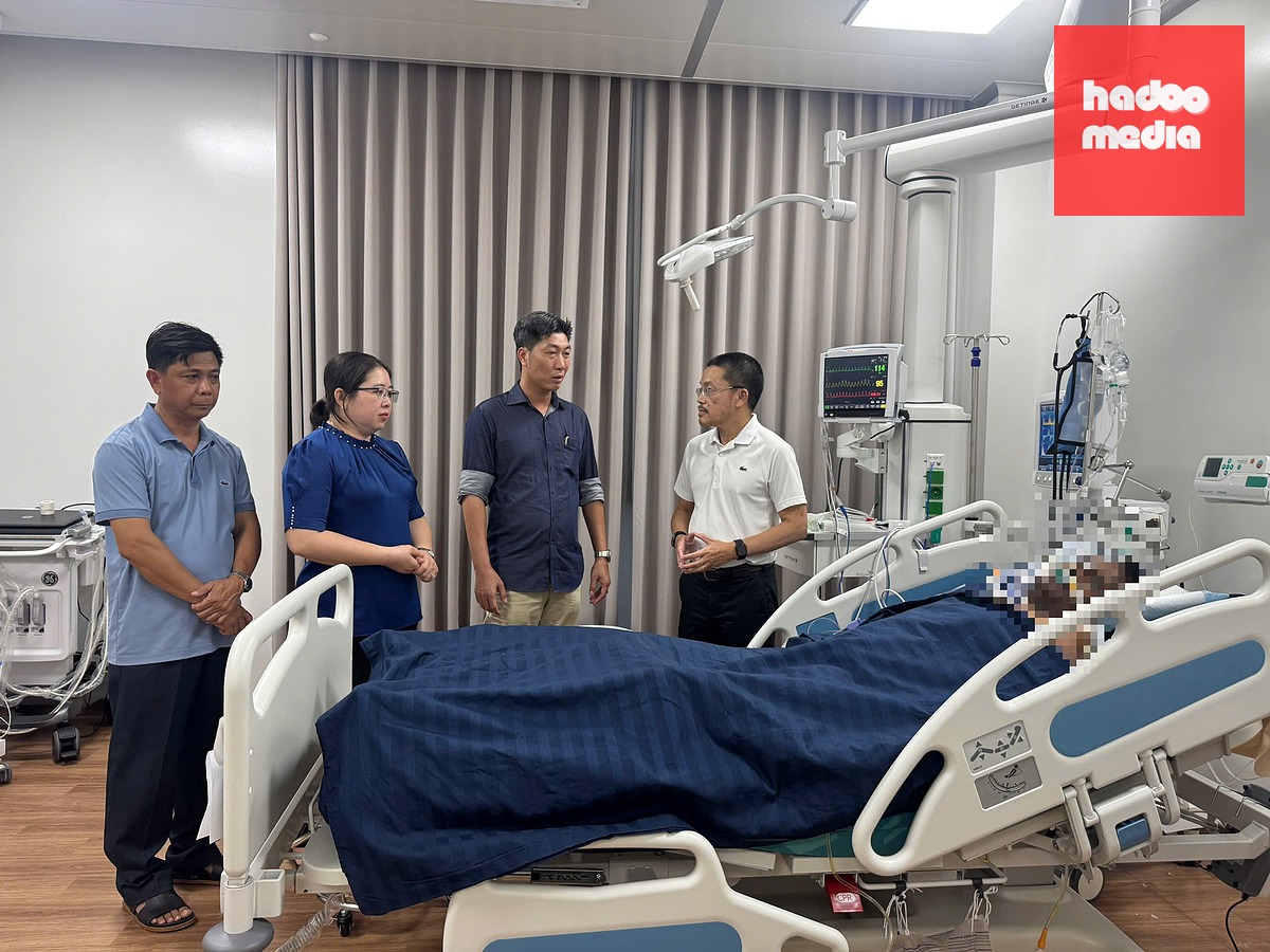 Lãnh đạo đặc khu Phú Quốc (tỉnh An Giang) cùng đơn vị liên quan đến bệnh viện thăm du khách gặp nạn lật ca nô ở Hòn Mây Rút Ngoài (An Thới, đặc khu Phú Quốc) - Ảnh: XUÂN MI