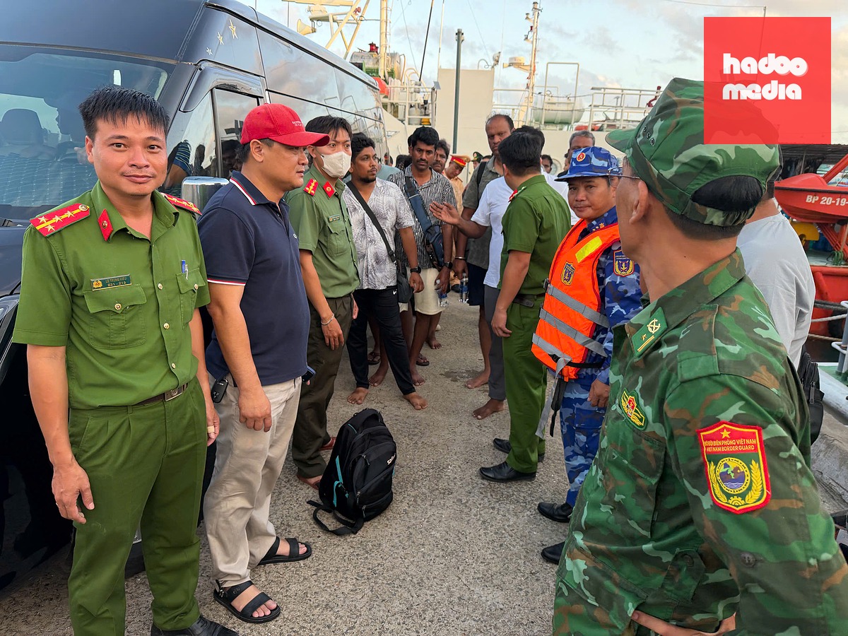 Công an đặc khu Phú Quốc phối hợp cùng các đơn vị đưa các du khách Ấn Độ vào cảng biển quốc tế An Thới an toàn sau vụ lật ca nô - Ảnh: Công an đặc khu Phú Quốc cung cấp