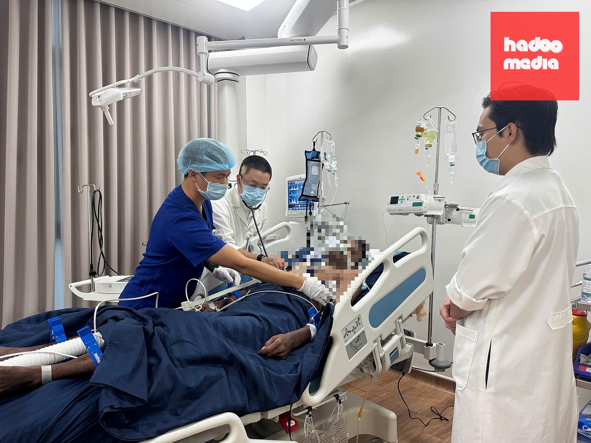 Các nạn nhân trong vụ lật ca nô đang được các y bác sĩ chăm sóc, cứu chữa - Ảnh: XUÂN MI