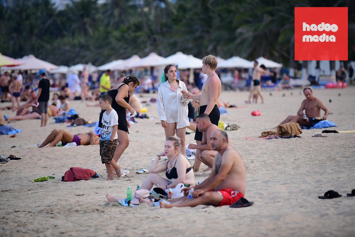 Khách Nga trên bãi biển Nha Trang - Ảnh: QUANG ĐỊNH