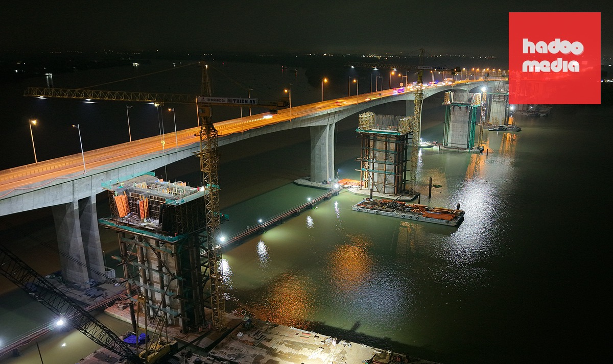 Các trụ cầu Long Thành mới đã vươn lên giữa sông Đồng Nai và sẽ hợp long vào cuối năm 2026 - Ảnh: THUẬN VĂN