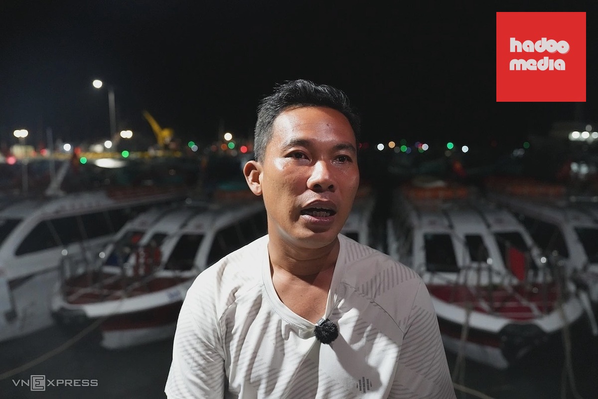 Thuyền trưởng Nguyễn Minh Tâm kể lại lúc lái tàu cứu người, đưa nạn nhân vào bờ sau vụ lật cano. Ảnh: Đình Văn