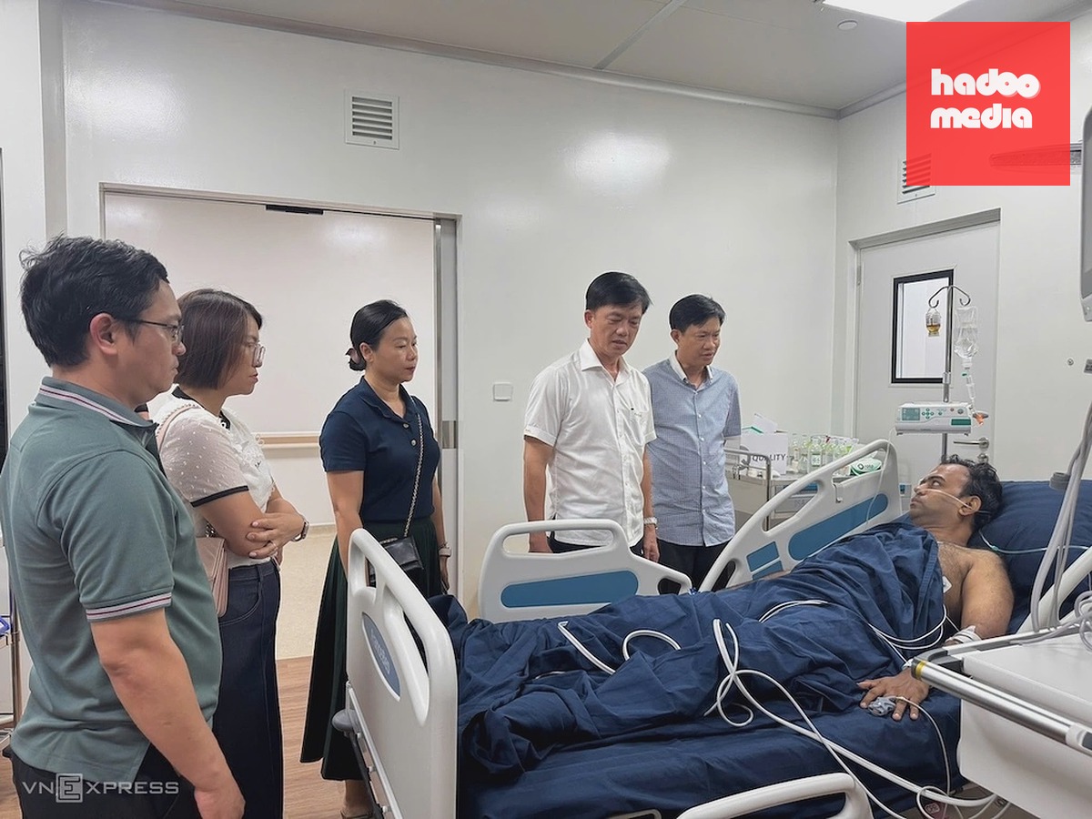 Ông Trần Minh Khoa (thứ 2 từ phải qua), Chủ tịch UBND đặc khu Phú Quốc, thăm các du khách trong vụ lật cano, tối 11/7. Ảnh: Đình Văn