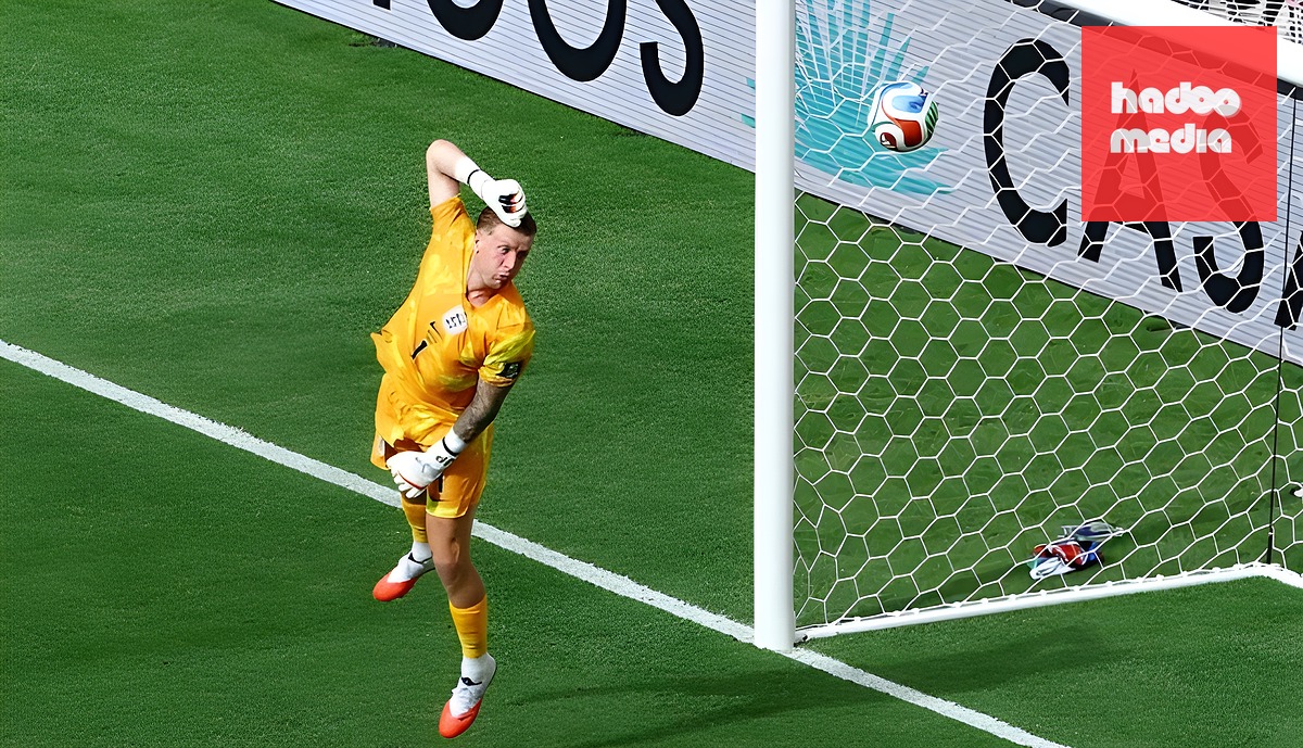 Andreas Schjelderup ghi siêu phẩm vào lưới Anh. Ảnh: Getty Images.