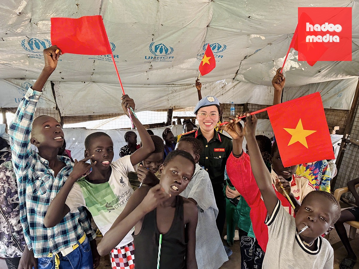Thiếu tá Trần Thị Thu Trang và các trẻ em ở Nam Sudan - Ảnh: NVCC