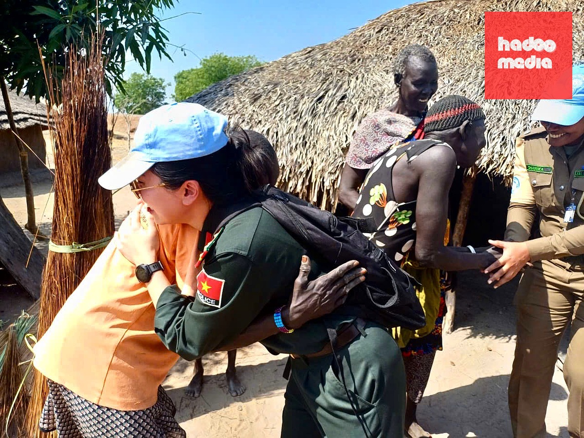 Người dân Nam Sudan bày tỏ niềm quý mến với nữ sĩ quan gìn giữ hòa bình của Việt Nam - Ảnh: NVCC