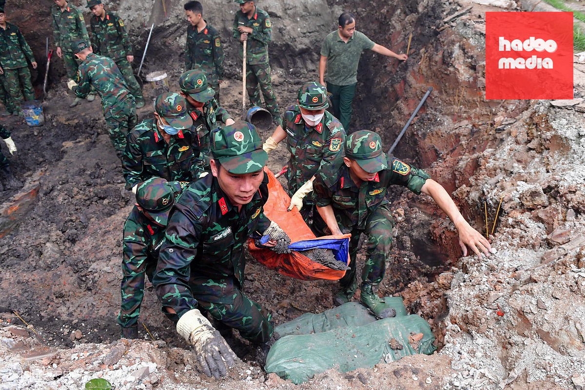 Di vật liệt sĩ được tìm thấy sau một tuần khai quật tại công viên Lê Thị Riêng