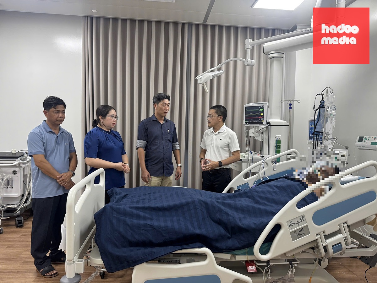 Lãnh đạo đặc khu Phú Quốc (tỉnh An Giang) cùng đơn vị liên quan đến bệnh viện thăm du khách gặp nạn lật ca nô ở Hòn Mây Rút Ngoài (An Thới, đặc khu Phú Quốc) - Ảnh: XUÂN MI