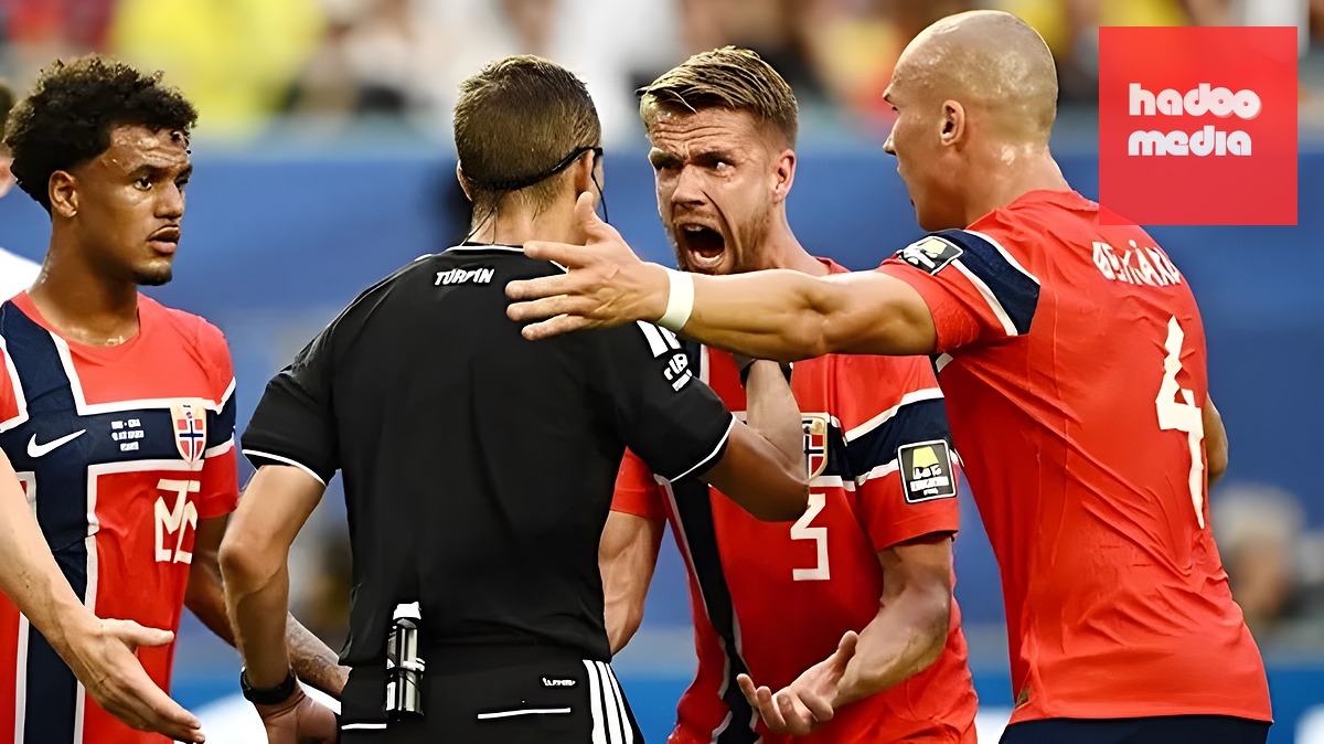 Các cầu thủ Na Uy phản đối bàn thắng của ĐT Anh. (Getty Images)