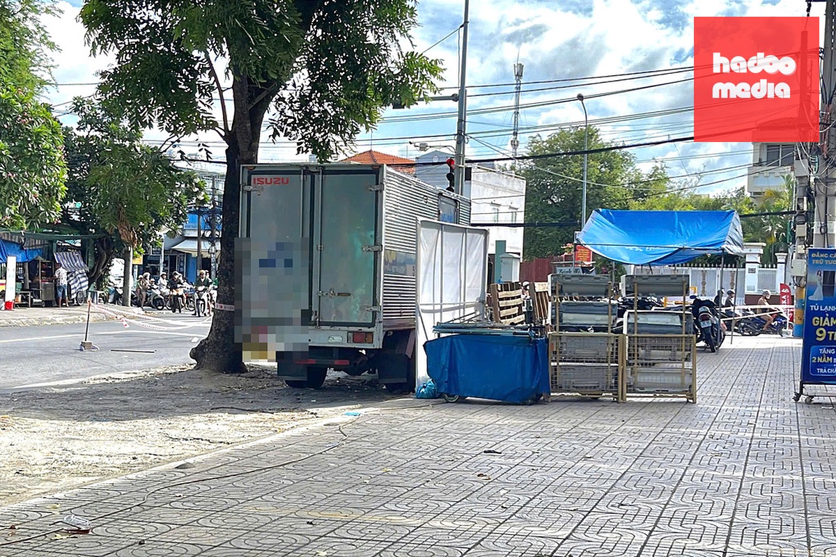 Công an phong tỏa hiện trường trên giao lộ Tỉnh lộ 43 - Ngô Chí Quốc. Ảnh: Xuân Minh