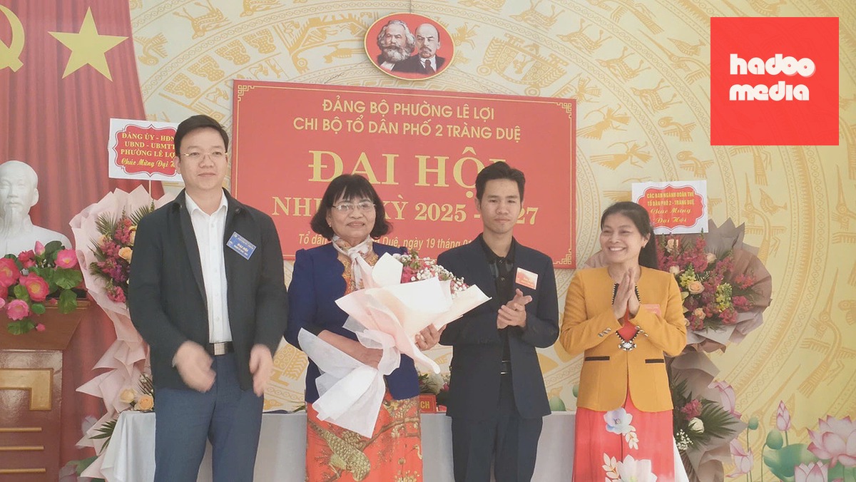 Tổ trưởng dân phố 2 Tràng Duệ Nguyễn Quang Tuấn (thứ 2 từ phải sang) trong ngày công bố quyết định nhận nhiệm vụ. Ảnh: Nhân vật cung cấp