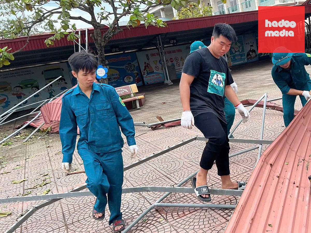 Tổ trưởng dân phố 2 Tràng Duệ Nguyễn Quang Tuấn (trái) tham gia khắc phục hậu quả bão Yagi năm 2024. Ảnh: Nhân vật cung cấp