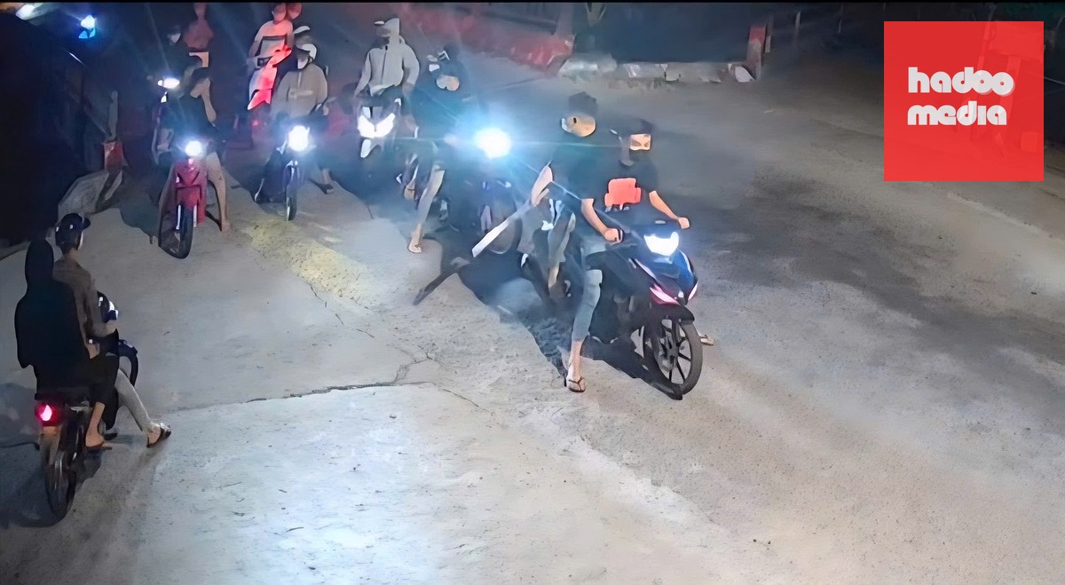 Nhóm thanh niên mang hung khí chuẩn bị đánh nhau - Ảnh: DUY THANH