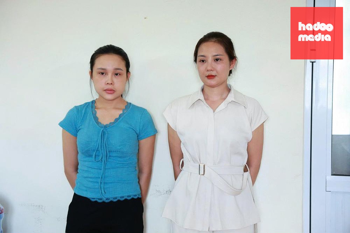 Nguyễn Thị Thảo (áo trắng) và Vi Thị Nụ bị khởi tố điều tra về hành vi môi giới mại dâm - Ảnh: Công an cung cấp