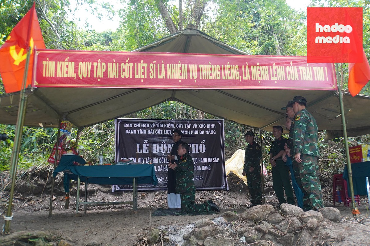 Bộ Chỉ huy quân sự TP Đà Nẵng thắp hương cho các anh linh liệt sĩ trước lúc bắt đầu công việc - Ảnh: KHẢI ĐĂNG