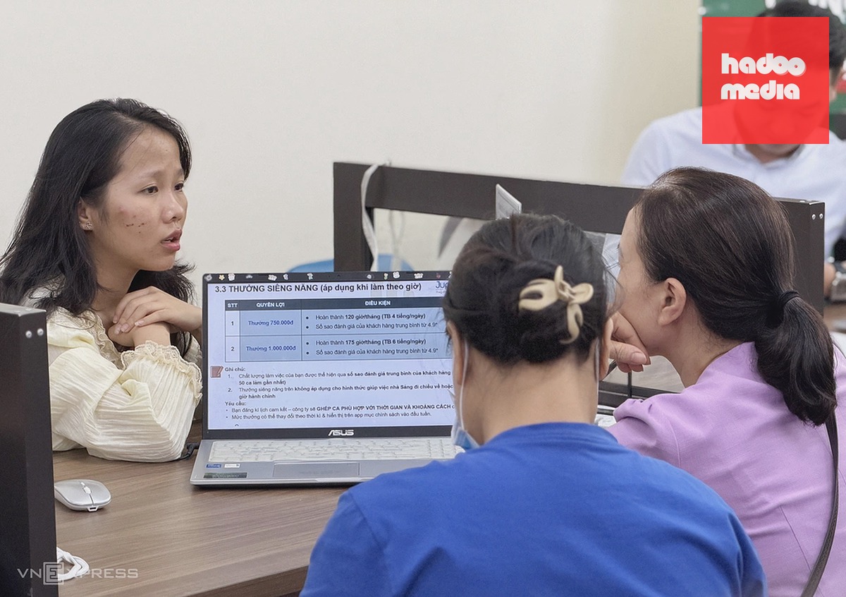 Người cao tuổi nghe tư vấn tìm việc làm. Ảnh: Hồng Chiêu