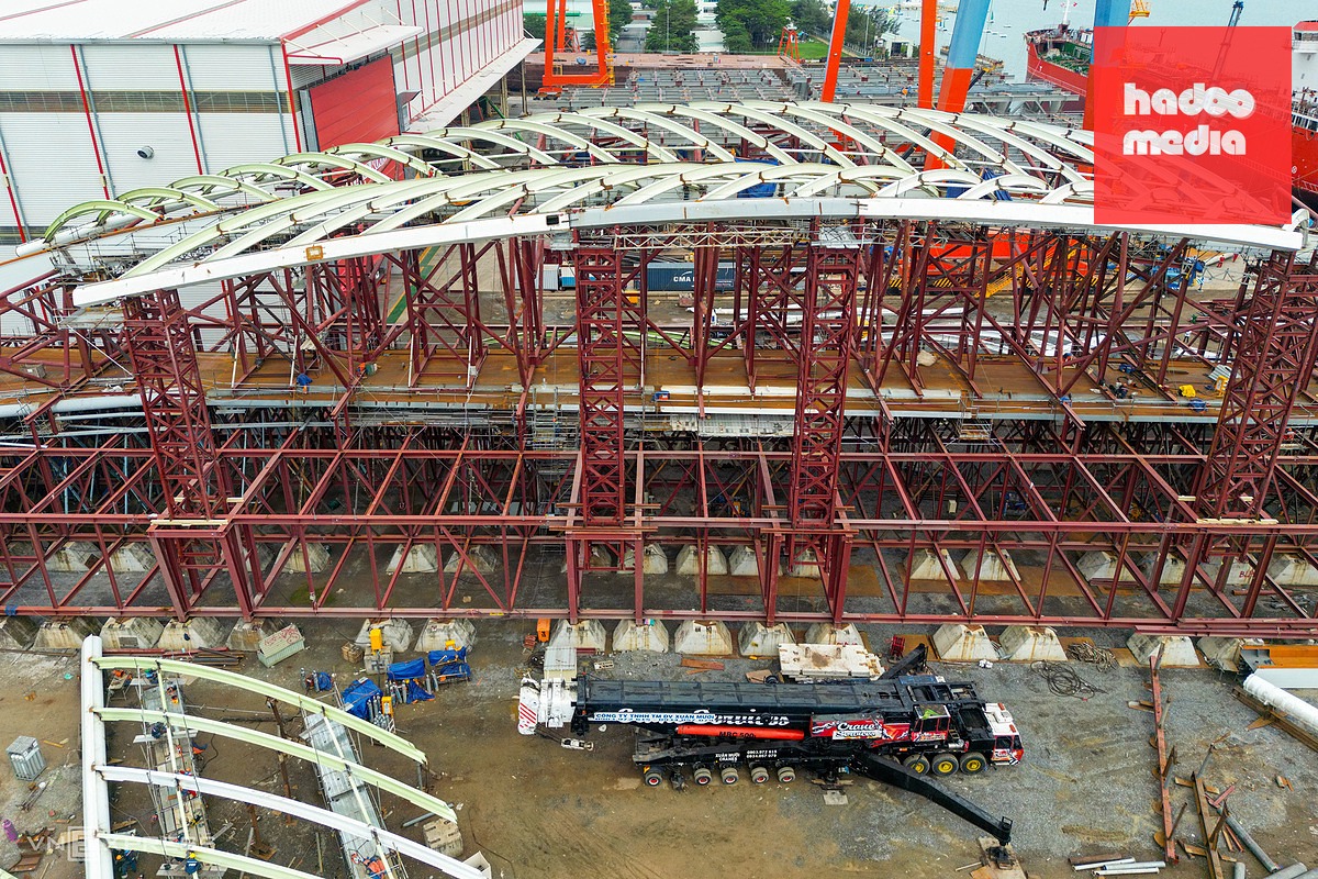 Lắp ráp vòm cầu đi bộ 3.400 tấn vượt sông Sài Gòn: Công trình biểu tượng Nam Bộ