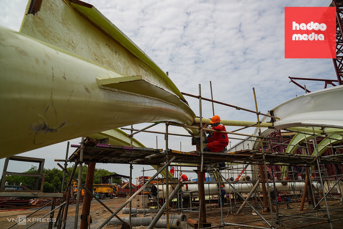 Lắp ráp vòm cầu đi bộ 3.400 tấn vượt sông Sài Gòn: Công trình biểu tượng Nam Bộ