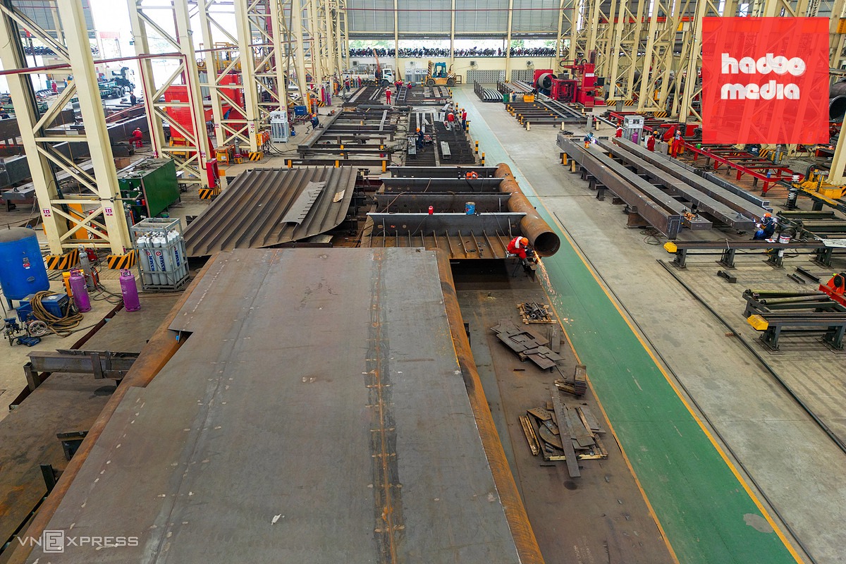 Lắp ráp vòm cầu đi bộ 3.400 tấn vượt sông Sài Gòn: Công trình biểu tượng Nam Bộ