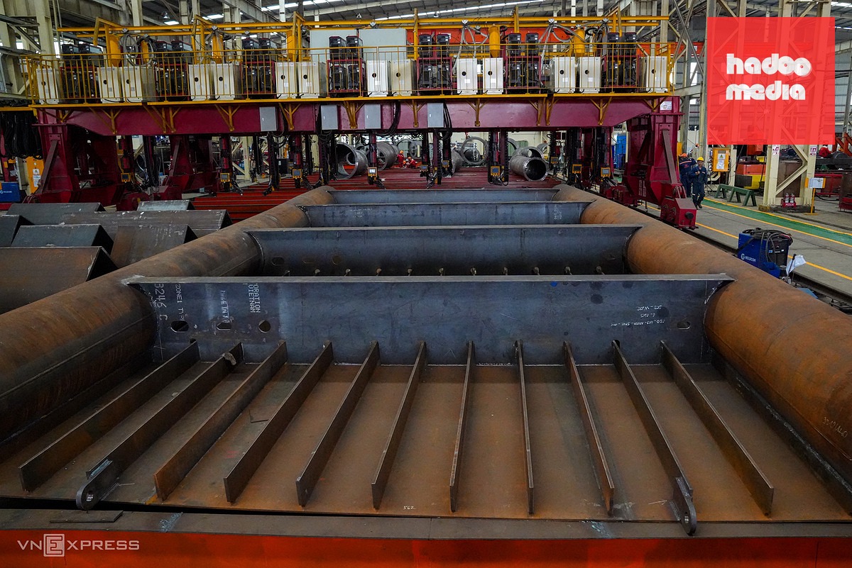 Lắp ráp vòm cầu đi bộ 3.400 tấn vượt sông Sài Gòn: Công trình biểu tượng Nam Bộ