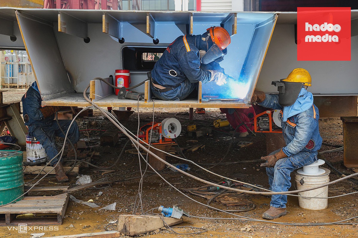 Lắp ráp vòm cầu đi bộ 3.400 tấn vượt sông Sài Gòn: Công trình biểu tượng Nam Bộ