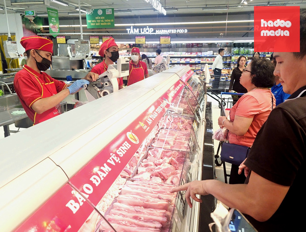 Khách chọn mua thịt heo trong chương trình bình ổn thị trường tại một siêu thị ở TP.HCM - Ảnh: N.TRÍ