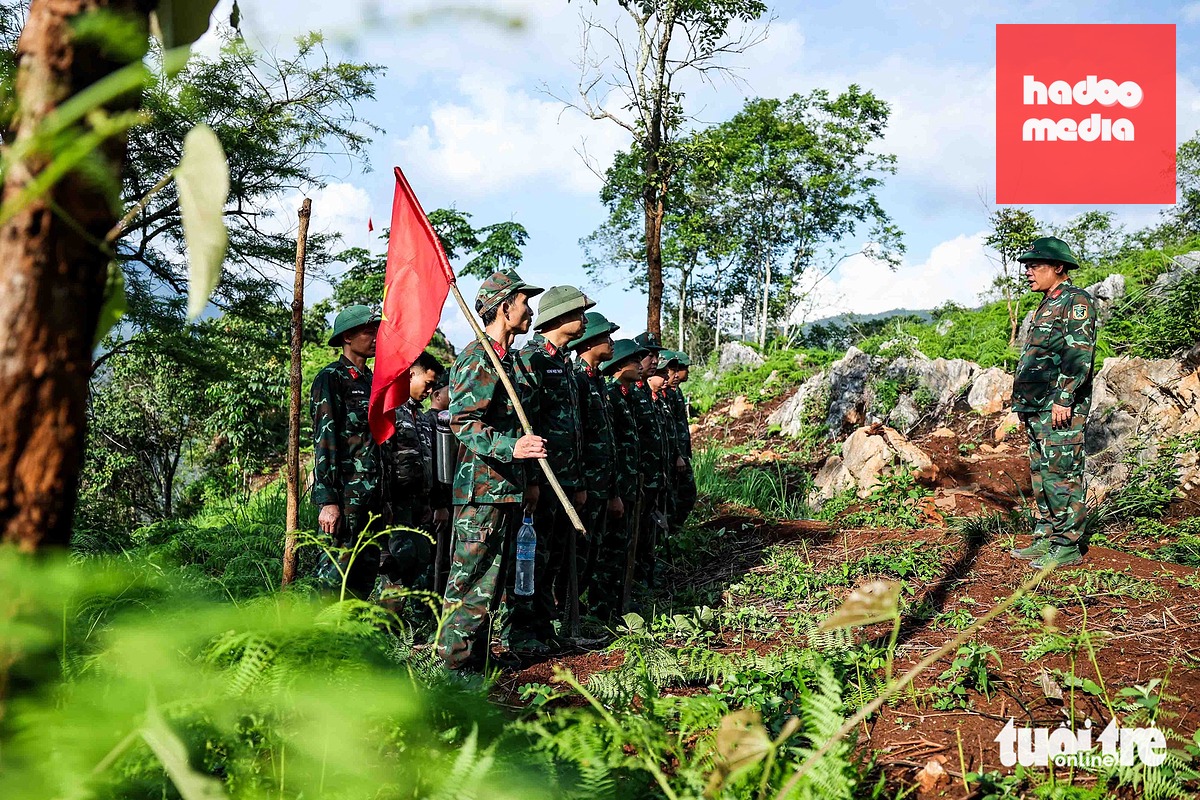 Sau khi tập kết lực lượng tại cao điểm 685, Thượng tá Nguyễn Hữu Tiệp - Phó đội trưởng Đội tìm kiếm và quy tập hài cốt liệt sĩ 515, Bộ Chỉ huy Quân sự tỉnh Tuyên Quang - phổ biến nhiệm vụ cho các tổ tìm kiếm - Ảnh: NGUYỄN KHÁNH
