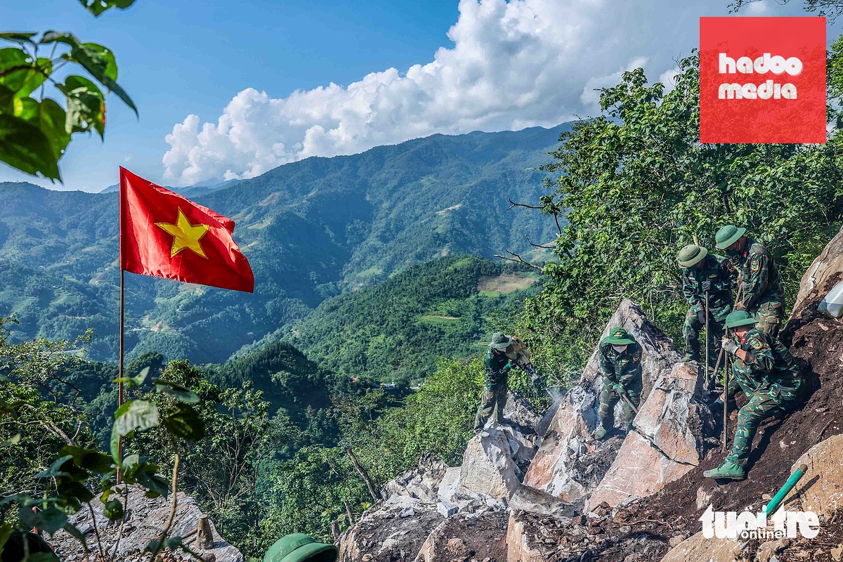 Giữa thời tiết nắng nóng, các thành viên tổ tìm kiếm miệt mài phá đá tìm đường vào hang đá sập - Ảnh: NGUYỄN KHÁNH